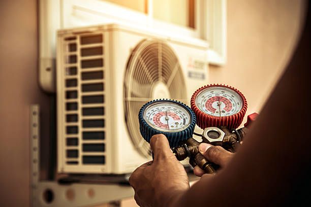 Professional Heat Pump Repair technician working in Nashville, AR